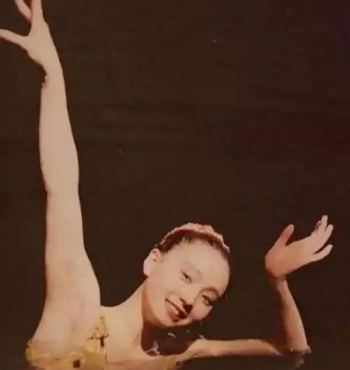 陶虹本是花样游泳队的一名运动员,可见其面容姣好,身材匀称,在退役