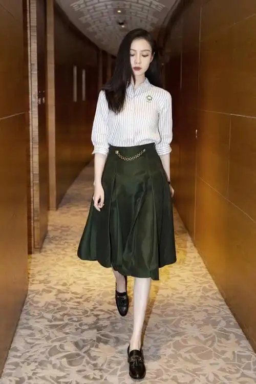 倪妮这气质绝了穿条纹衬衫配墨绿色半身裙优雅复古美得惊艳
