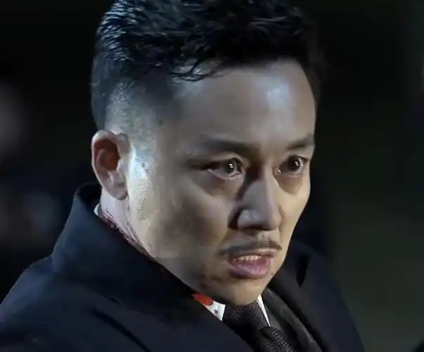 《伪装者》王天风舔于曼丽口中的棒棒糖,暴露了他最深的爱与欲_腾讯