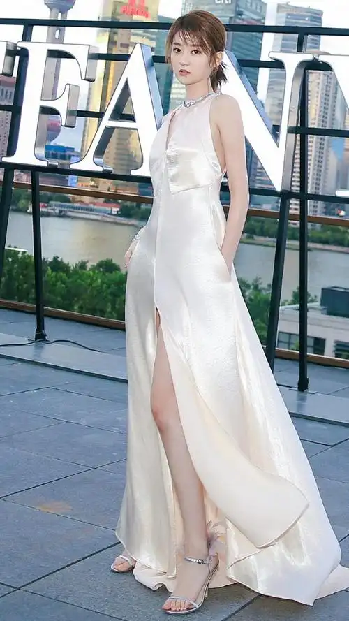 乔欣太瘦了,穿牛仔短裤腿精比甘蔗还细,体重94斤我可不信