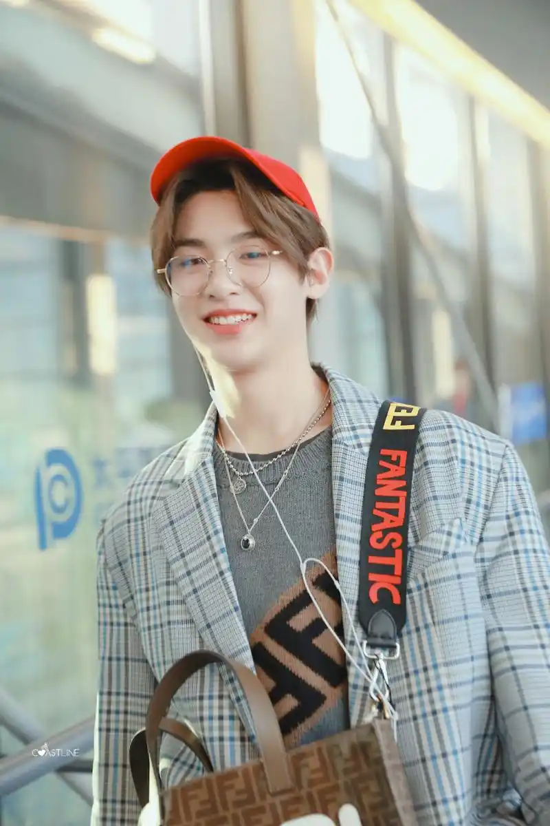 [justin][新闻]181102 justin清早上海飞北京 小红帽在线散发可爱