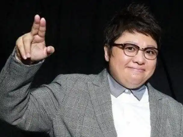 韩红:6岁丧父,为做公益倾家荡产,收养280个孤儿,51岁仍未婚