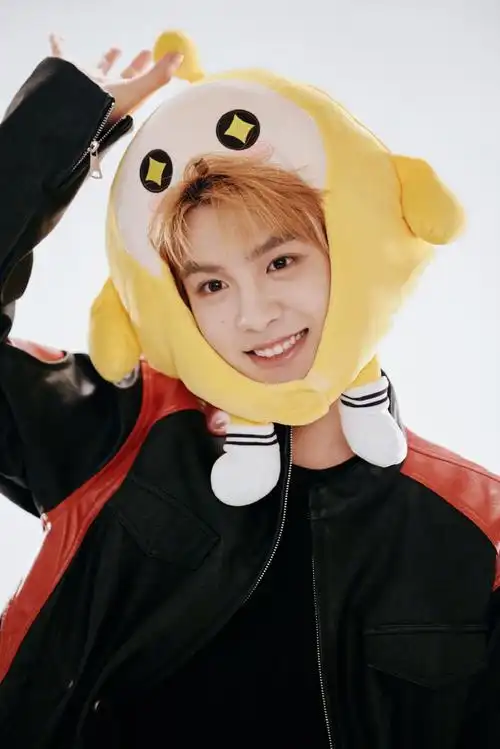 当@jjjustin0219遇上#蛋仔派对#,  是谁被小黄蛋可爱到了?