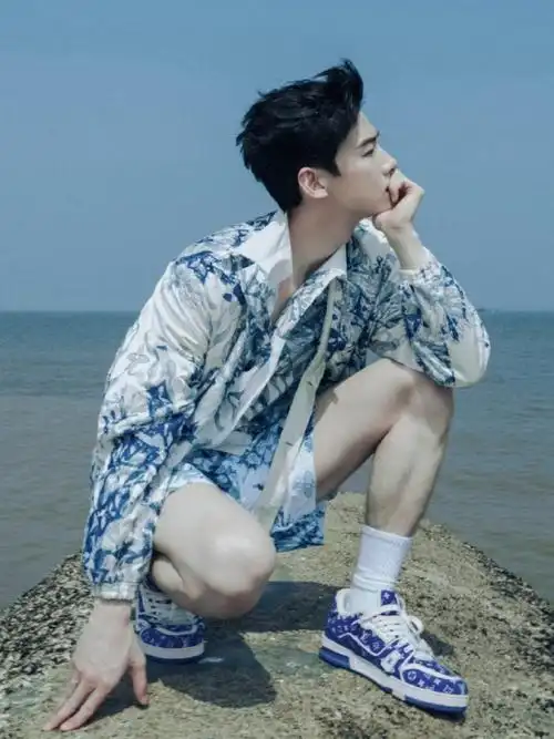 白敬亭海边拍照##白敬亭的腿毛