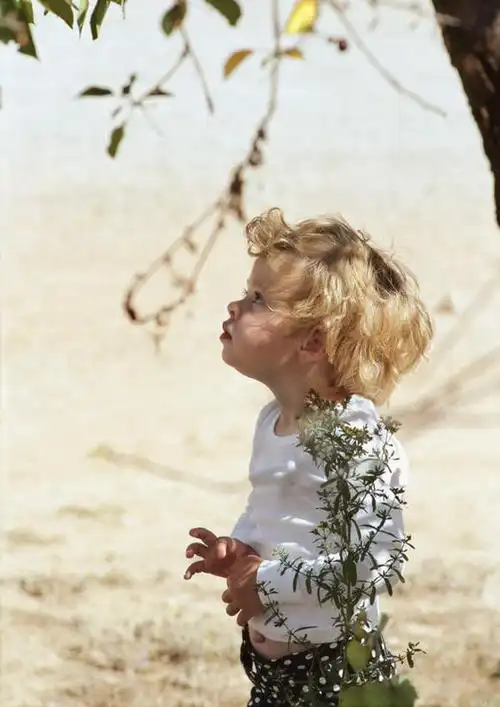 西方人,儿童,一个人,站,竖图,室外,白天,侧面,纯洁,植物,叶子,欧洲