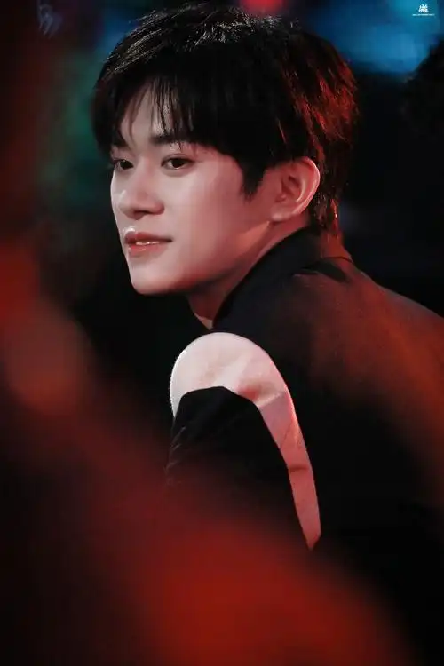 易烊千玺超话2021 /0801 /210801长津湖发布会小豹子#四字 易烊千玺