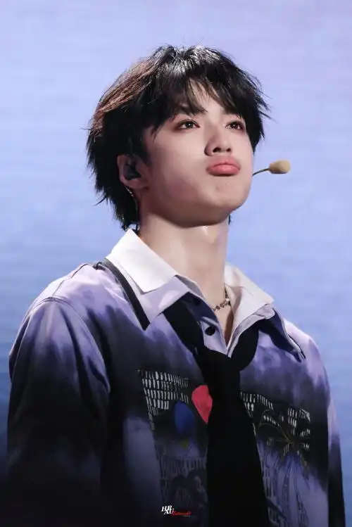 今日星拍放送##刘耀文一对一教粉丝手势舞##刘耀文倔强的小男孩