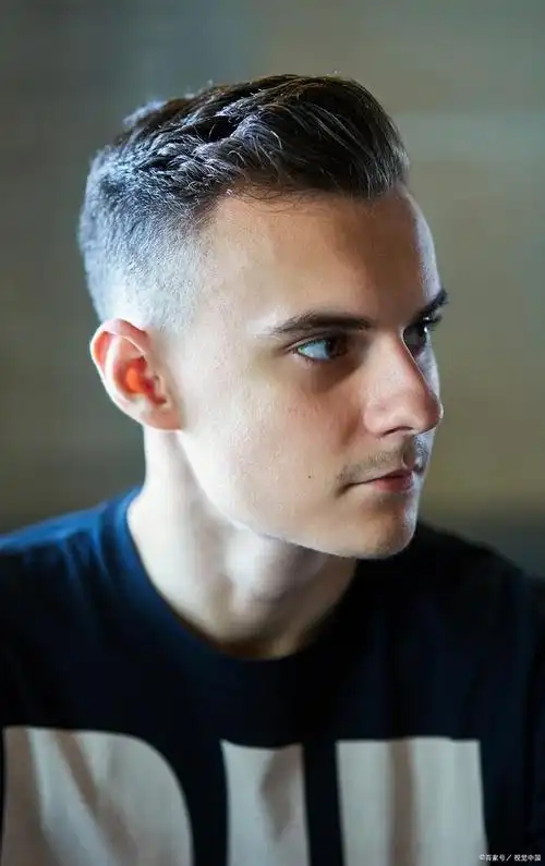 现在流行的背头发型有哪些总有一款适合你