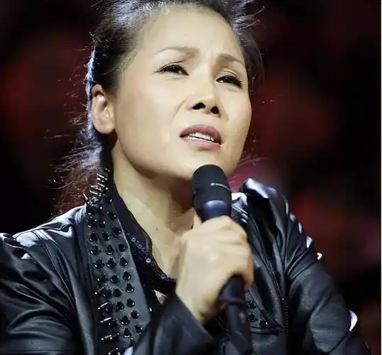 知名歌手现身长沙街头,包裹严实大口啃玉米,被嘲没钱就回国捞金_田震