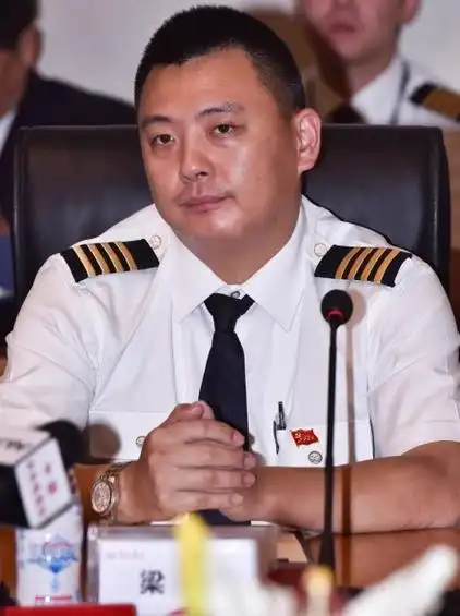 第二机长梁鹏梁鹏完成了一系列空地沟通,让刘传健专心驾驶,因为噪音太