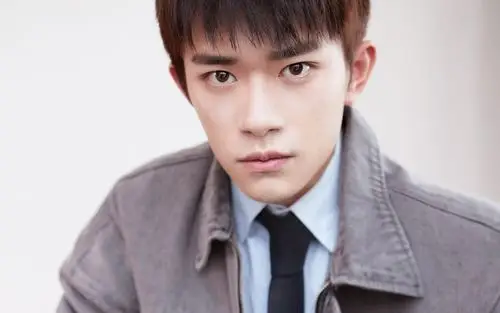 青年演员易烊千玺电脑桌面壁纸图片