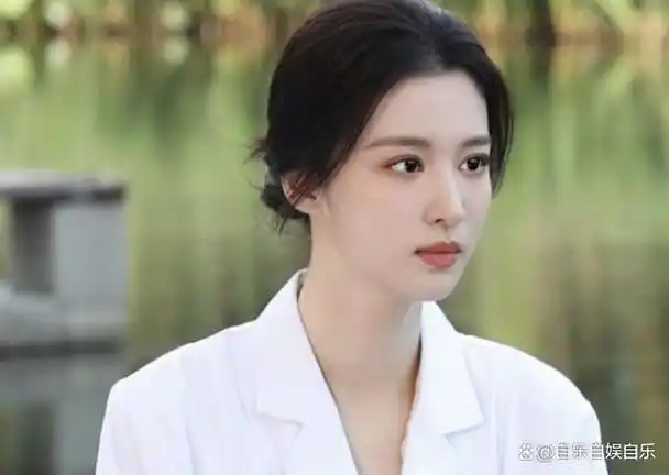 24岁的新生代女演员王楚然因与顶流男神杨洋合作电视剧《我的人间烟火