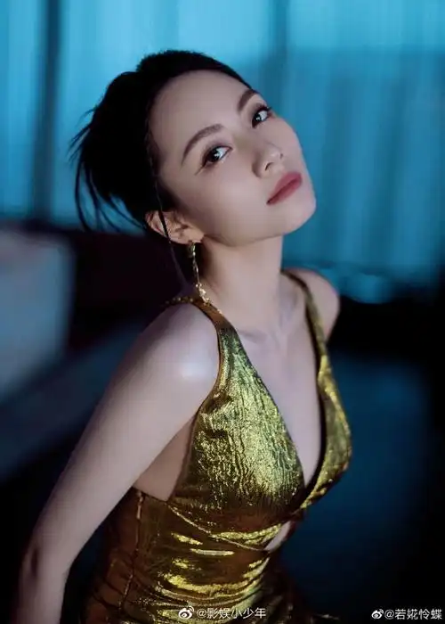 #刘惜君鎏金礼服#