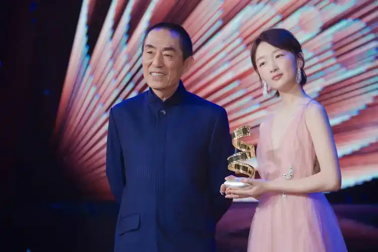 周冬雨与张艺谋八年后再同台称希望谋女郎称呼被一直记住