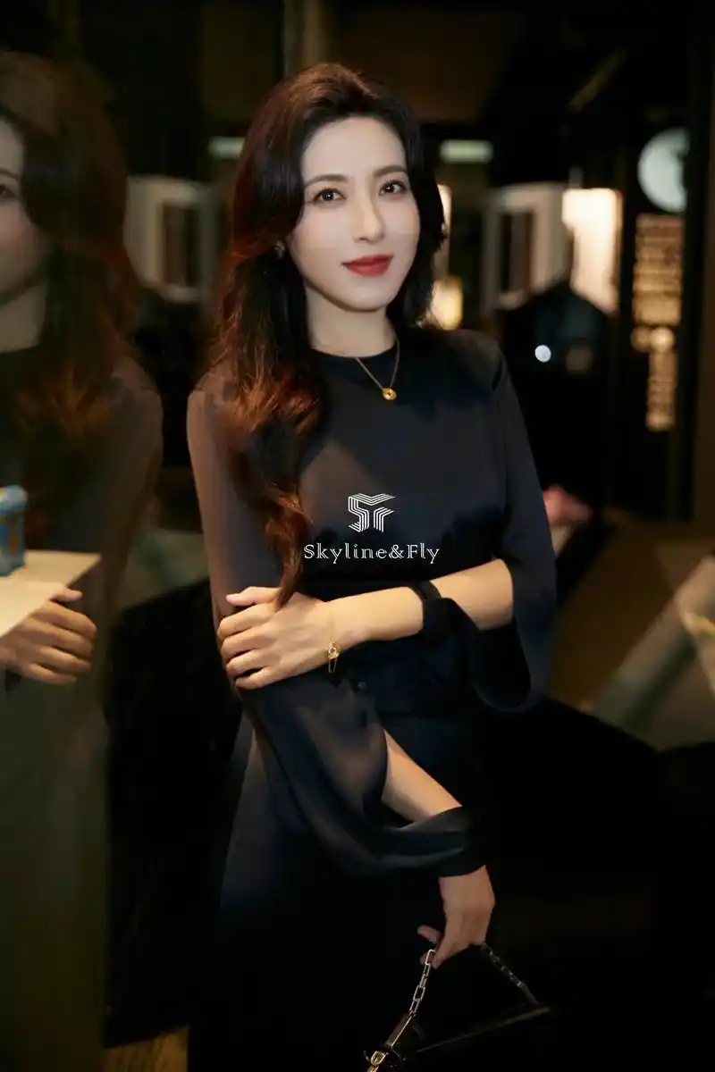 曾黎94.简约大气的群青色礼服#美出高级感 #高级感穿搭 # - 抖音