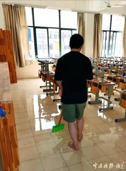 8月31日,一张老师赤脚打扫教室的照片在宁波市北仑区小港中心学校家长