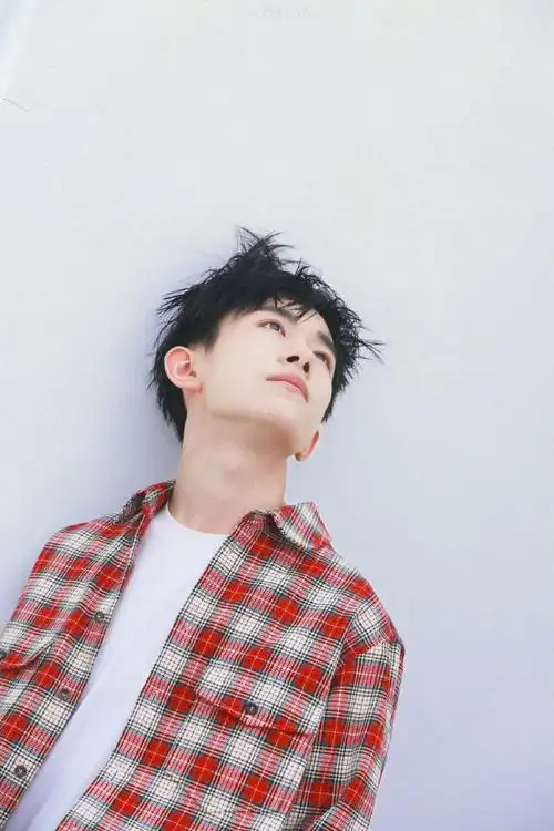 易烊千玺超话第一次登gq的时候,一种日系清新感扑面而来    #易烊千玺