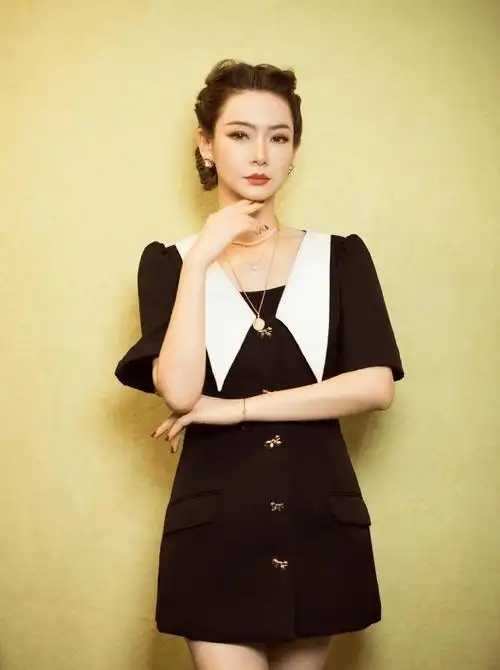 戚薇39岁写真大赏:性感水蜜桃惊艳全网,网友:这是真实存在的吗?