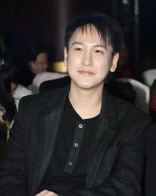 汤珈铖含着金汤匙出生的汤臣二公子