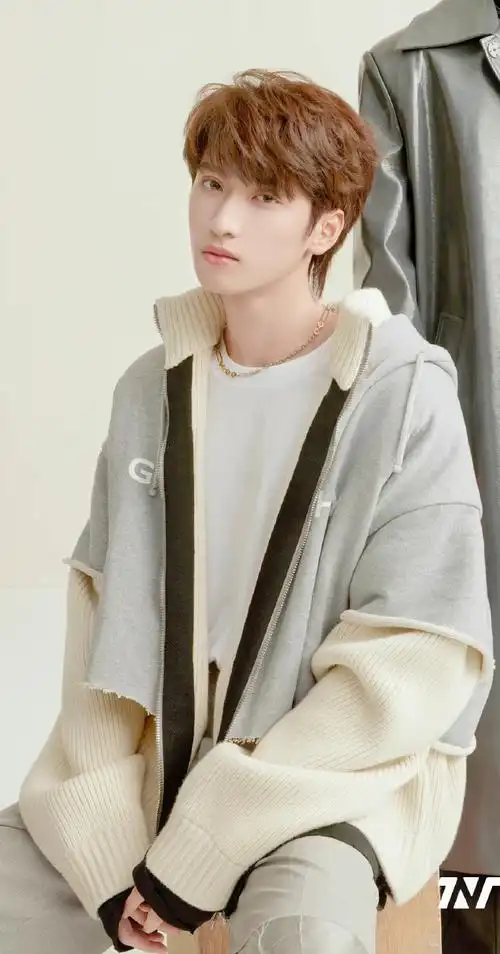 严浩翔拼接毛衣造型