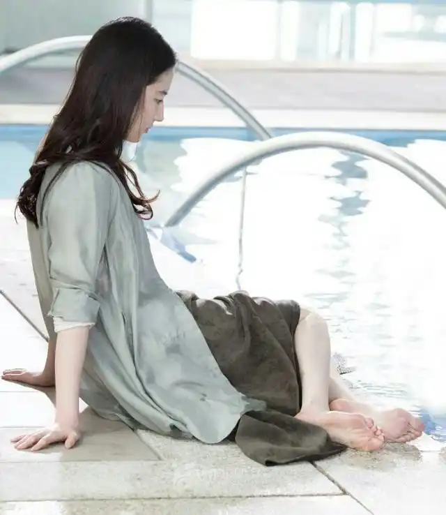 女神刘亦菲罕见的"裸足"照片,这才是真正的"从头美到脚"啊!