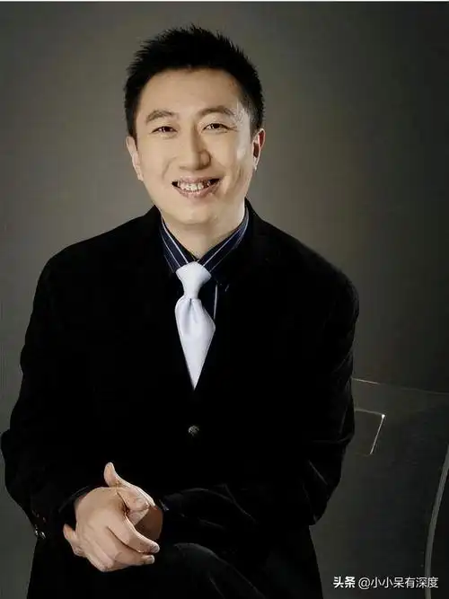 央视主持人陈伟鸿他今年55岁了老婆大人长相优雅端庄十分贤惠