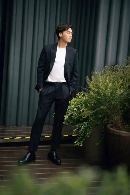 李易峰今日活动造型公开 带着初秋气息的西装男神令人怦然心动