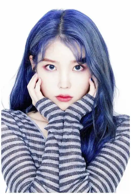 国民妹妹iu发布新专辑,蓝色头发太抢风头,又酷又叛逆