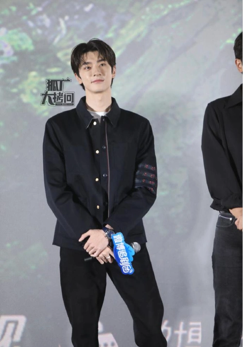 这一夜,38岁彭冠英和25岁林一同框,才知道身高对男人有多很重要