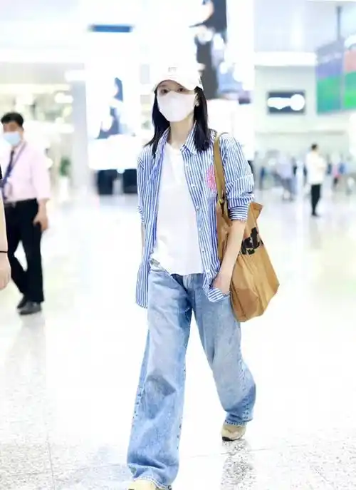 董洁现身机场,身穿条纹衬衫搭配阔腿牛仔裤,休闲又时尚!