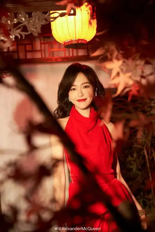 唐嫣身着#alexander mcqueen亚历山大麦昆#2024春夏女装系列红色不