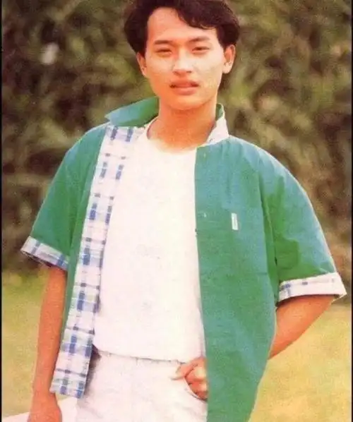 不得不说,此次陈志朋的造型真是让人想到了年轻时的他,在那一种青葱