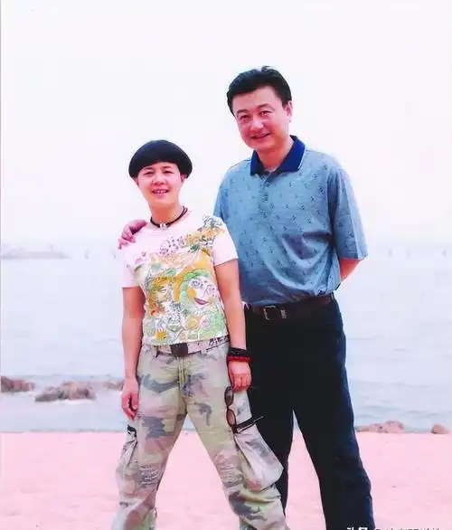 在那个时候,刘纯燕选择留在了央视,并担任了少儿频道的主持人一职.