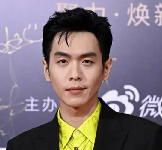 脸型崎岖,颧骨突出,嘴歪,当明星离开精修,缺点全暴露!