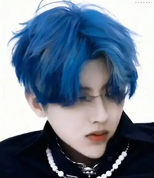 蔡徐坤蓝色湿发##蔡徐坤蓝发泳装照