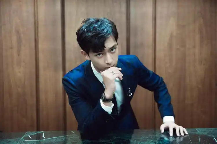 李现西装look帅气李现诠释低调帅气李现出席釜山电影节李现《抵达之谜