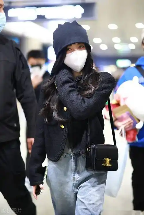 鞠婧祎机场街拍2021-12-23 10:13