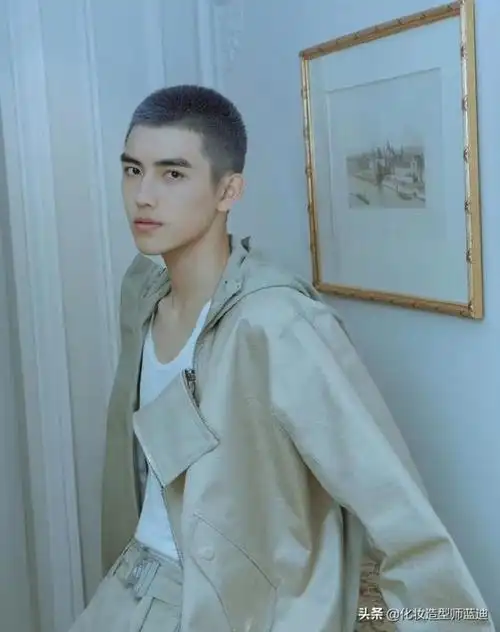 陈飞宇低配188cm陈飞宇一头银灰短发配西装裤