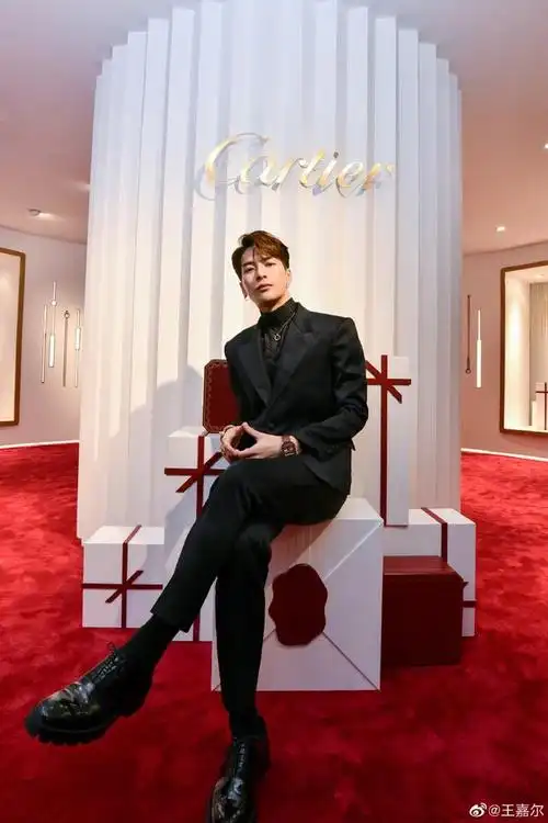 王嘉尔圣诞预先晒图,西装造型帅气爽朗
