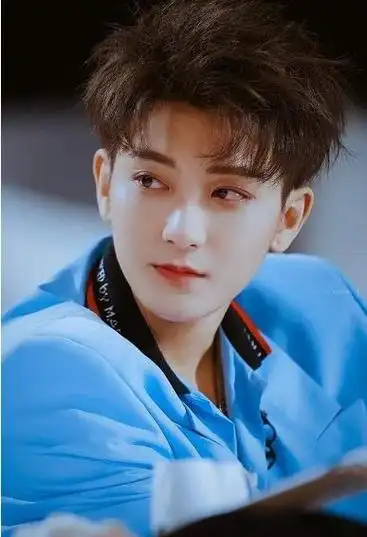 回顾善良的黄子韬:走红后不忘聋哑的发小,把他留在身边当助理