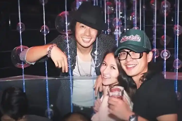 但萧亚轩并没有执着在李威这棵树上,第二年吴建豪生日会上萧亚轩则是