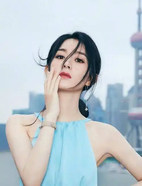 赵丽颖懒理婚姻传闻晒美照,穿露背装秀蚂蚁腰,腰线完美伤已痊愈_照片