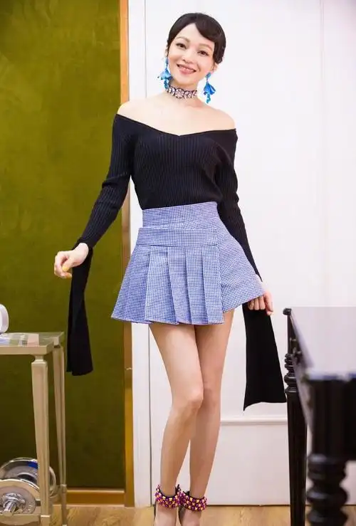 张韶涵简直"逆生长",穿碎花拼接礼服配红色高跟鞋,公主范十足