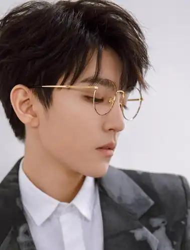 王俊凯戴金丝眼镜真的好好看!