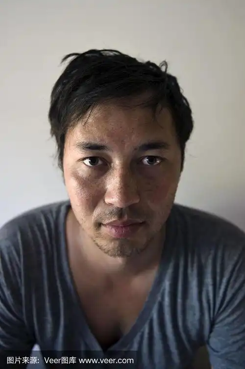 疲惫的男人晒黑和雀斑