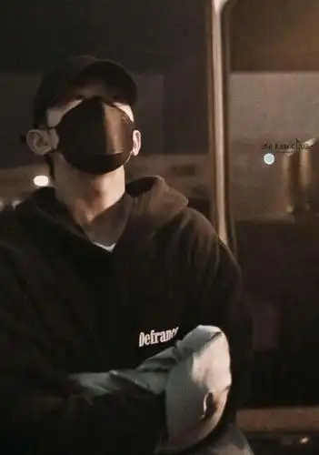 易烊千玺现身机场私服穿搭look,身穿简约的黑色卫衣,休闲又帅气