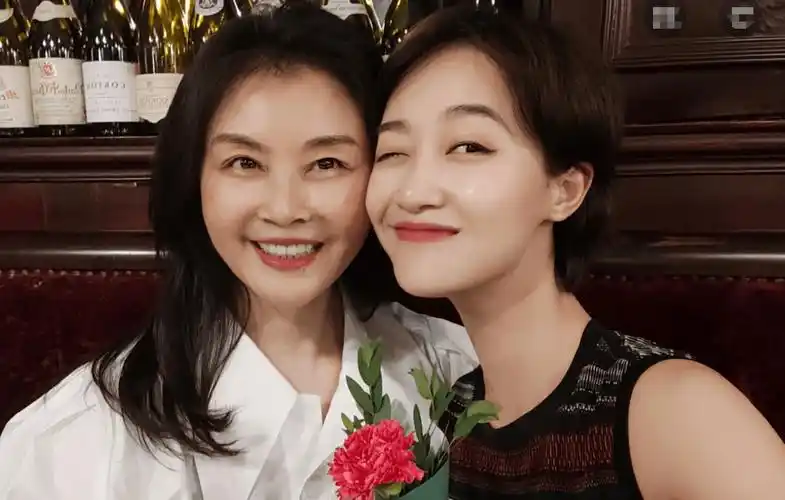 蓝盈莹母亲:二婚嫁富豪,凭努力身价千万,颜值美貌不输女儿_雪球_性格_