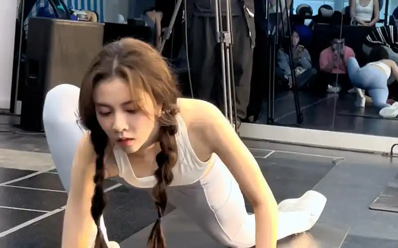 宋妍霏×安慕希活动现场,美女现场做瑜伽