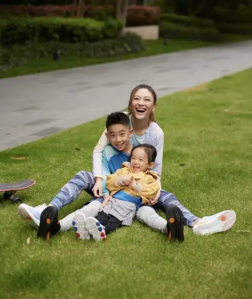 照片中,陈小春的喜感笑容,10岁的jasper身高超过了父亲肩膀