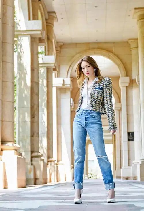 孟美岐粗花呢外套搭配牛仔裤出镜个性潮流间彰显优雅复古韵味